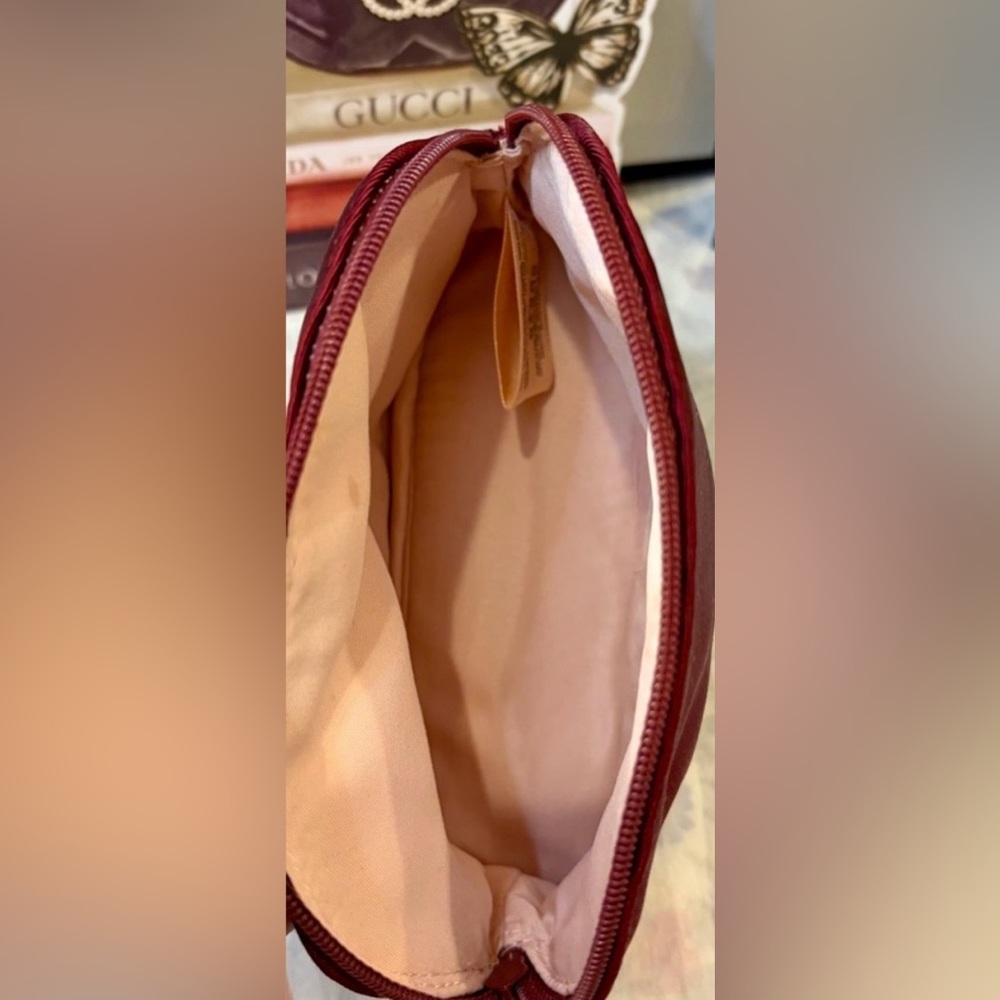 NIP GUCCI BEAUTY MERLOT POUCH. Holds your necessities while protecting your bag - Picture 3 of 7